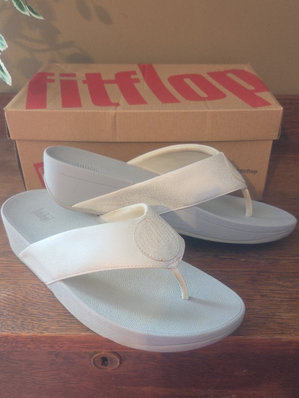 Fitflop Women's Light Gray and White Thong Sandals